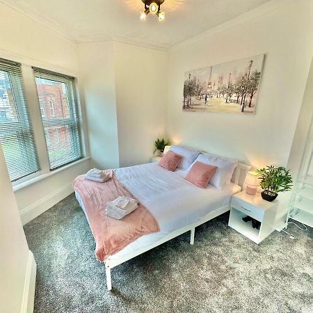 Chic Apartment In Central Bournemouth With Parking Exterior photo