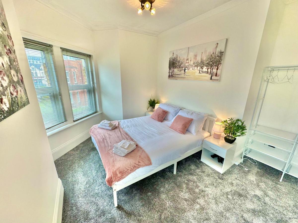 Chic Apartment In Central Bournemouth With Parking Exterior photo
