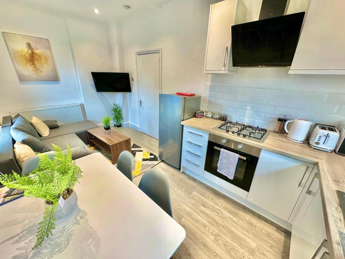 Chic Apartment In Central Bournemouth With Parking Exterior photo